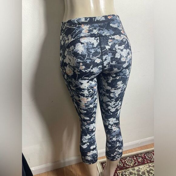 Lululemon Wunder under high altitude spring bloom 21” short leggings, size 4 - Picture 4 of 14